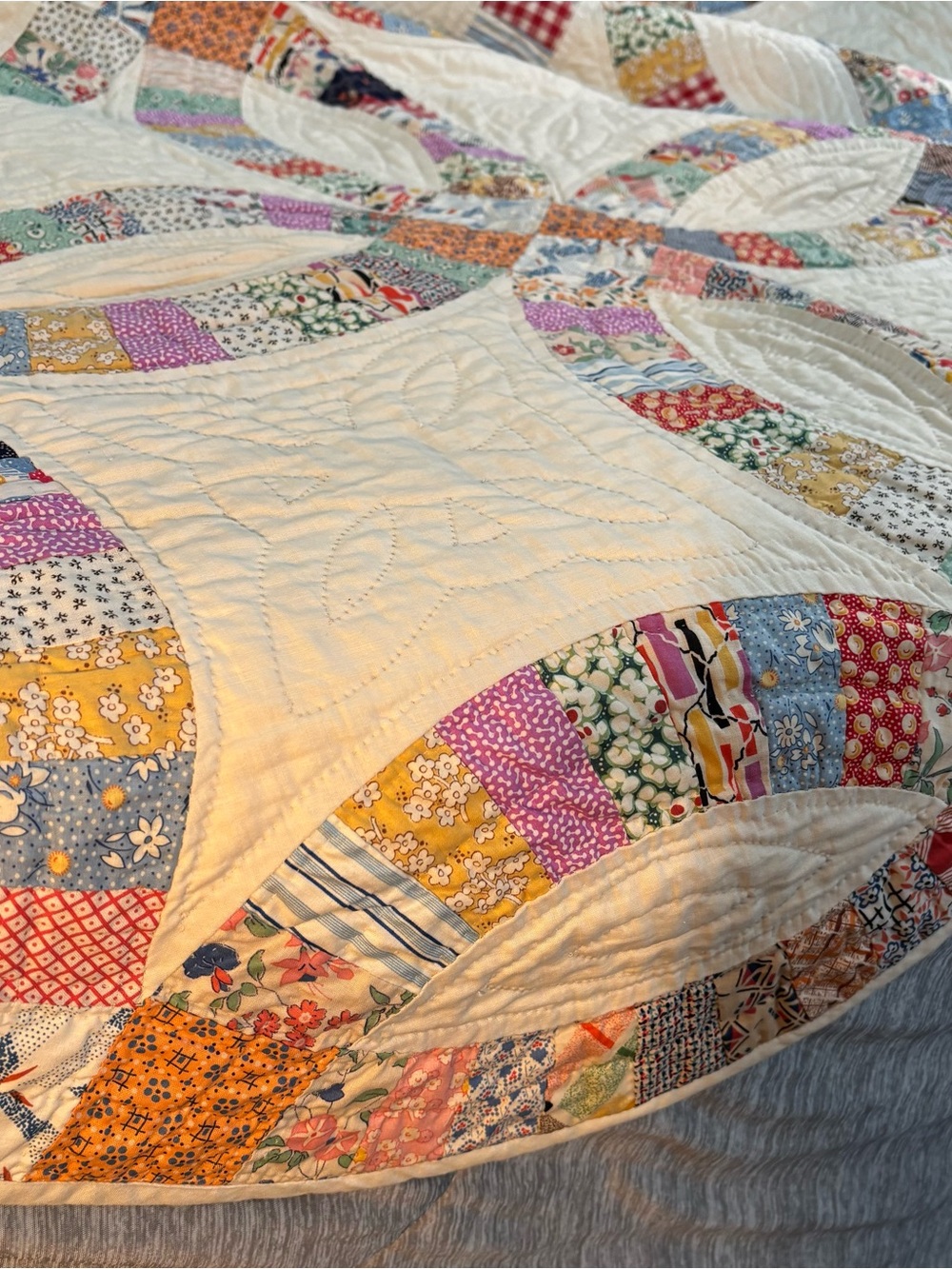 Vintage 1930s Handmade Double Wedding Ring Pattern Quilt (86" x 88") Cottagecore - Picture 11 of 16